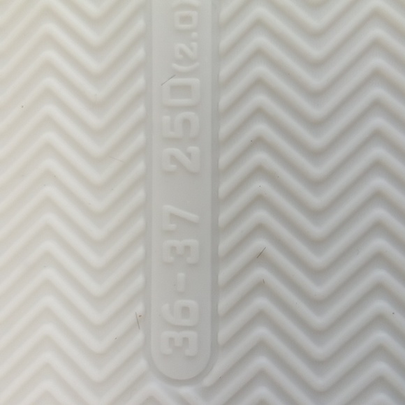 Fuzzy Heart Slippers Small - Picture 5 of 6